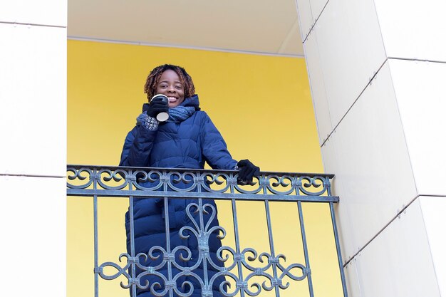 Heureux afro-américain marche dans la rue en hiver