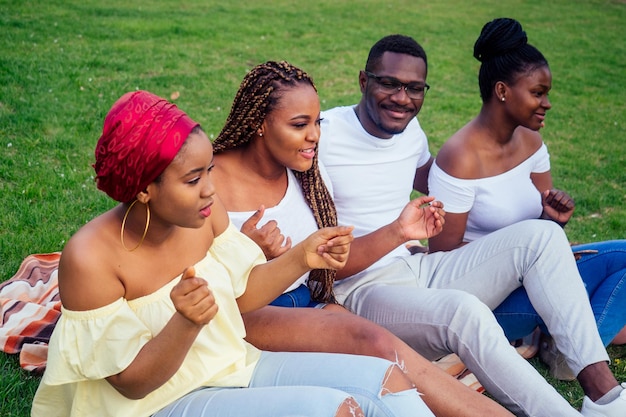 heureux amérique décontractée les africains s'amusent et mangent des hamburgers à l'extérieur style de vie, étudiants pour une pause soirée d'été temps nuageux dans le parc