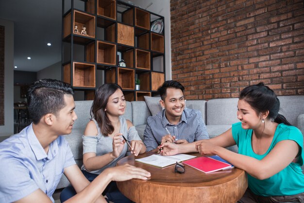 Heureux Ami Asiatique étudiant