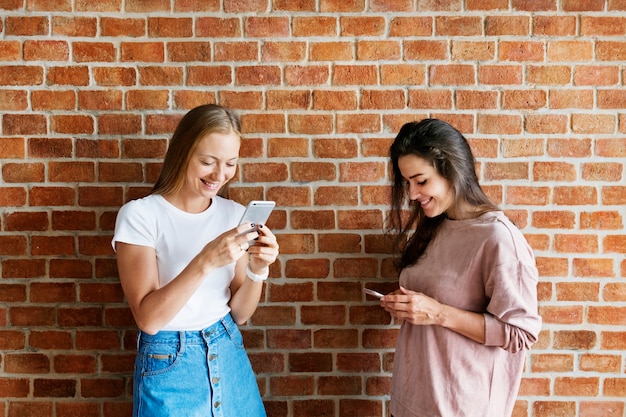 Heureux amis à l&#39;aide de smartphones