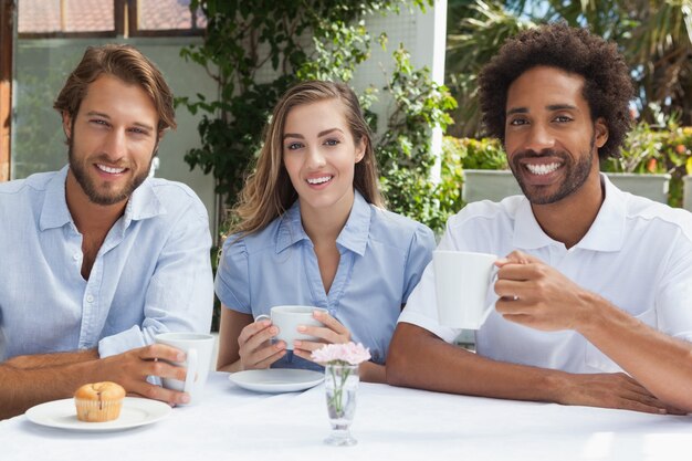 Photo heureux amis appréciant le café ensemble