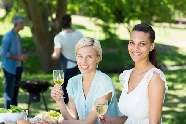 Heureux amis boire au parc