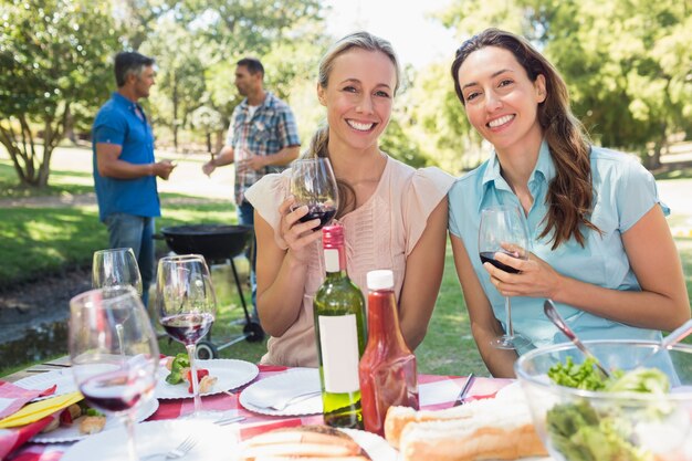 Heureux amis boire au parc