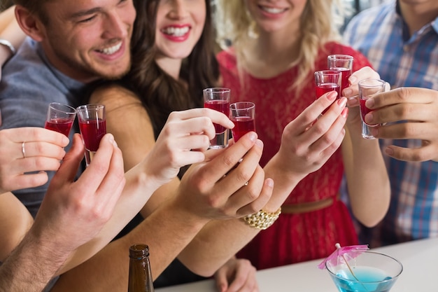 Heureux amis boire un verre ensemble