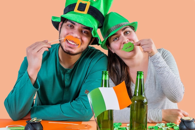 Heureux amis célébrant la Saint-Patrick39s Day dans un bar