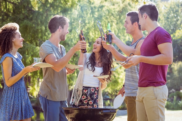 Photo heureux amis dans le parc ayant un barbecue