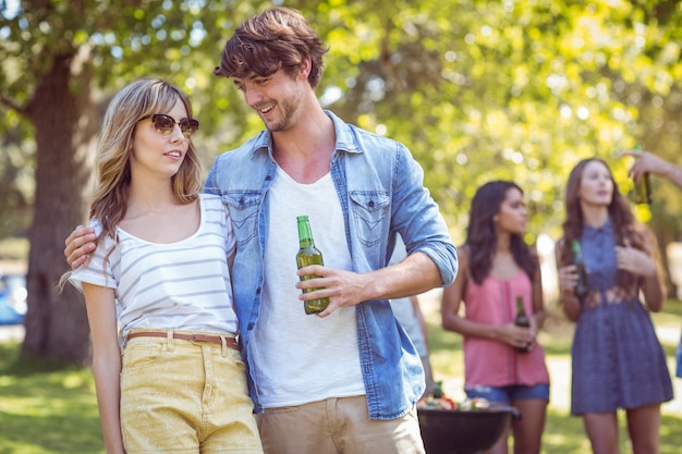 Heureux amis dans le parc ayant un barbecue