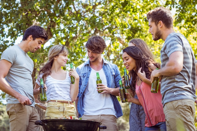 Heureux amis dans le parc avec barbecue