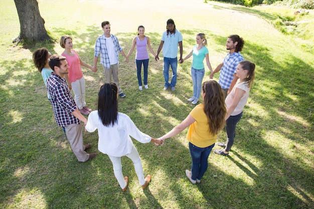 Heureux amis dans le parc, main dans la main