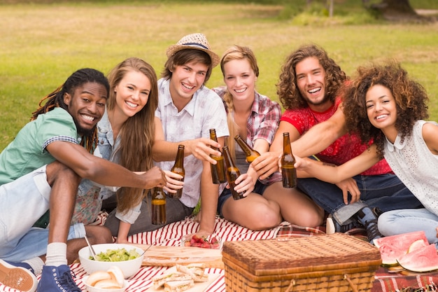 Heureux amis dans le parc en pique-nique