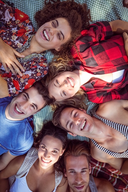 Heureux amis dans le parc en pique-nique