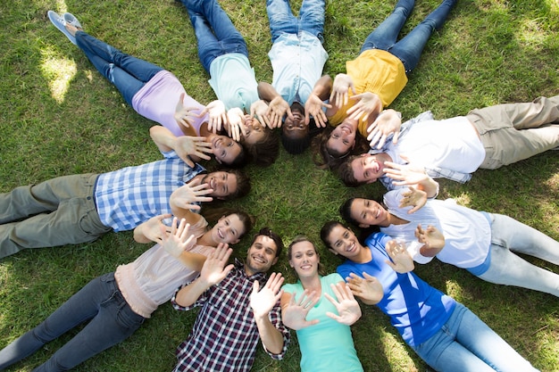 Photo heureux amis dans le parc se trouvant en cercle