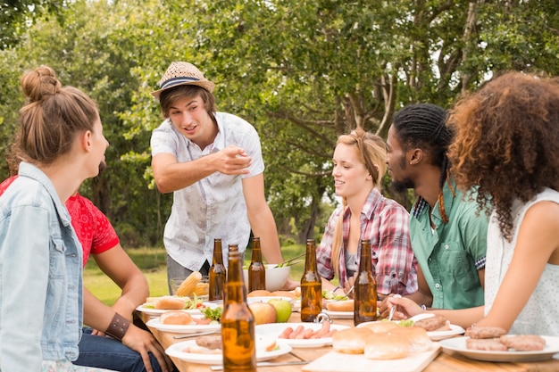 Heureux amis dans le parc en train de déjeuner