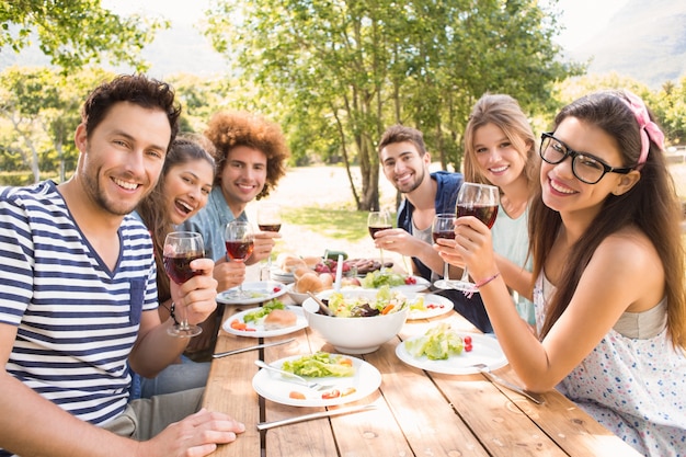 Heureux amis dans le parc en train de déjeuner