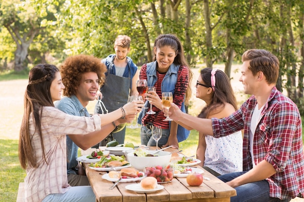 Heureux amis dans le parc en train de déjeuner