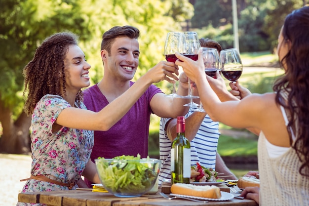 Heureux amis dans le parc en train de déjeuner