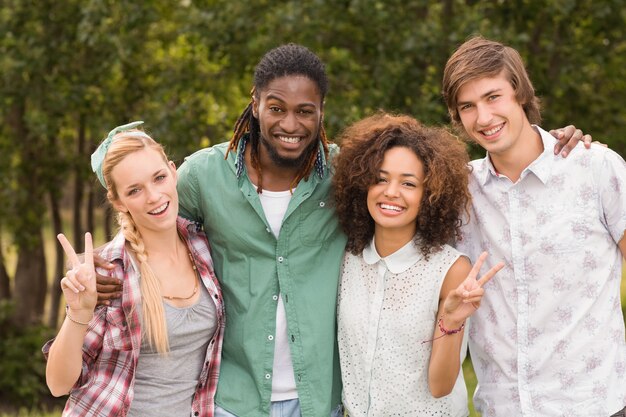 Heureux amis dans le parc