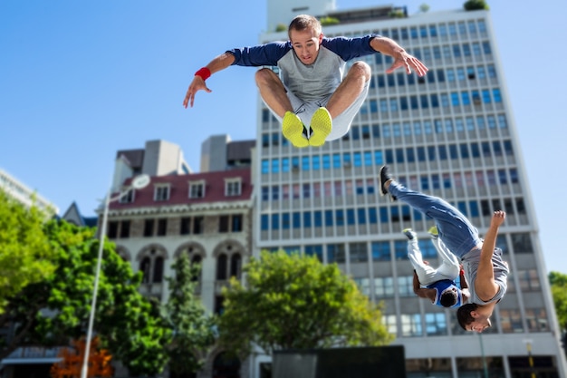 Heureux amis faisant parkour dans la ville