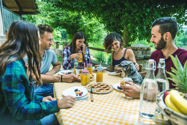 Heureux amis faisant le petit déjeuner dans une maison de campagne