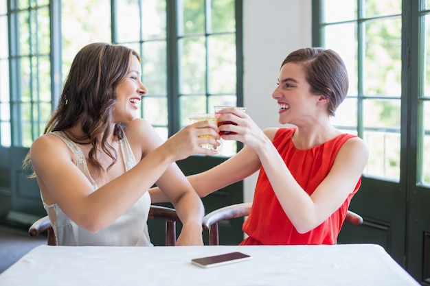 Heureux amis grillage des verres à cocktail