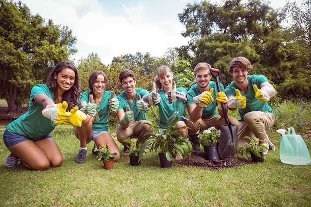 Heureux amis jardinage pour la communauté