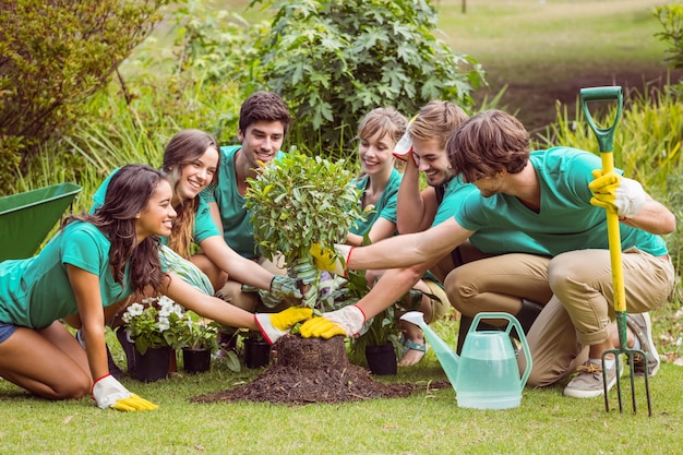 Heureux amis jardinage pour la communauté