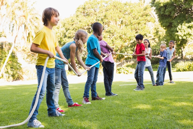 Heureux amis jouant dans le parc