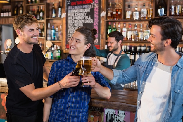Heureux Amis Masculins Grillage Chopes à Bière Et Bouteille