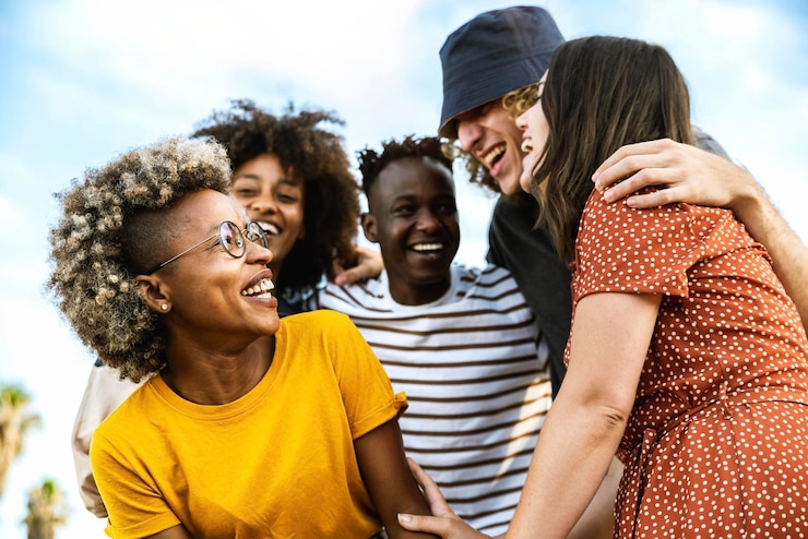 Photo heureux amis multiraciaux riant ensemble