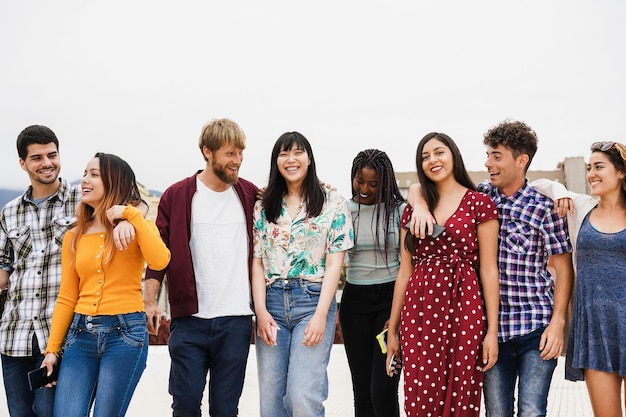 Heureux amis multiraciaux s'amusant en plein air Focus sur le visage d'une fille asiatique