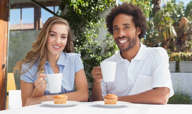 Heureux amis prenant un café ensemble