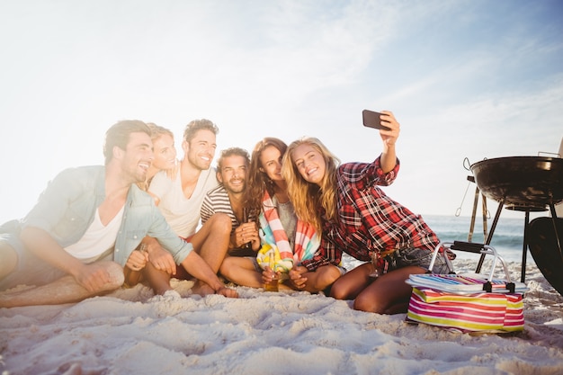 Heureux amis prenant selfie avec smartphone