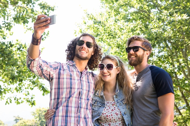 Heureux amis prenant un selfie