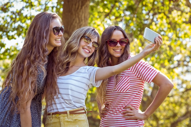 Heureux amis prenant un selfie