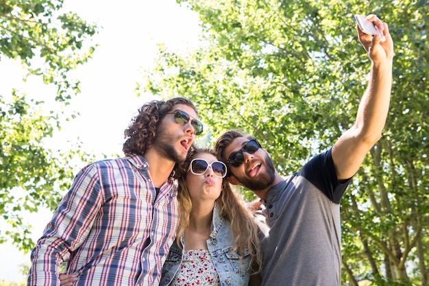 Heureux amis prenant un selfie