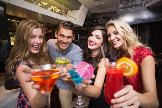 Heureux amis prendre un verre ensemble au bar