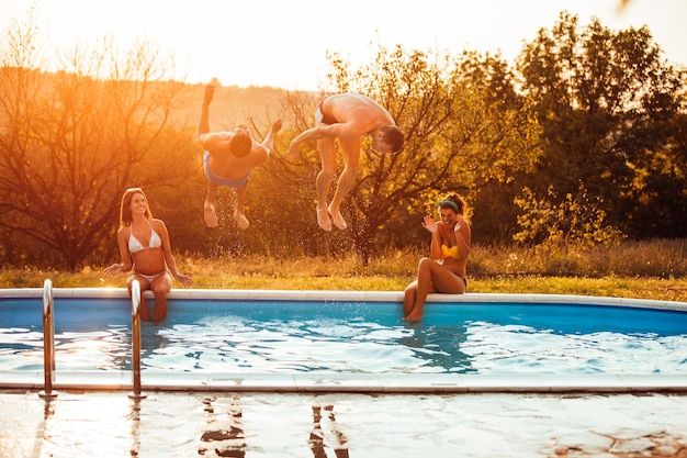 Heureux amis profitant de l'été à la piscine