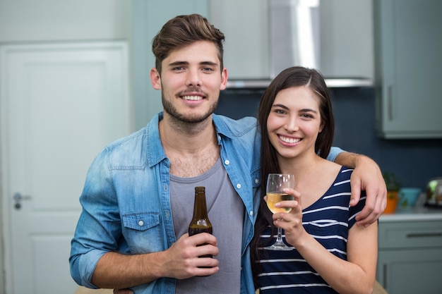 Heureux amis profitant d'un verre à la maison