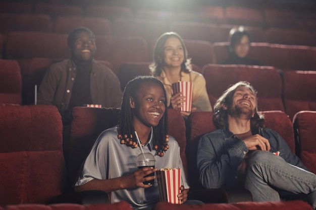 Heureux amis regardant un film au cinéma