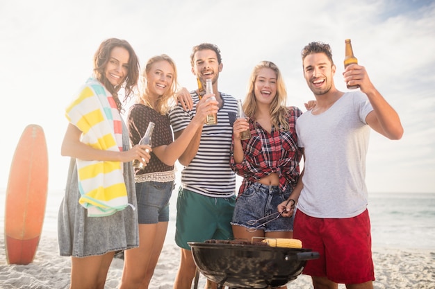 Heureux amis s'amusant autour d'un barbecue