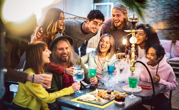 Heureux amis s'amusant à boire des cocktails au bar à chicha