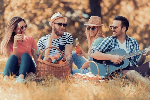 Heureux amis s'amusant dehors dans la nature