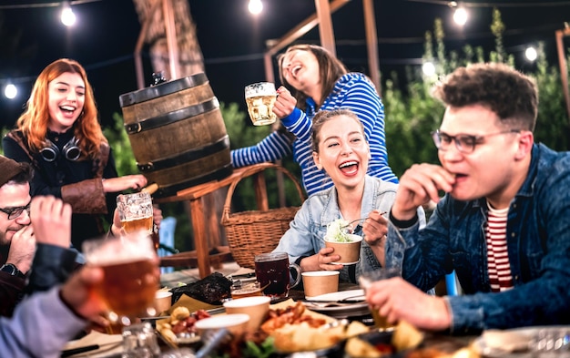 Heureux amis sympas s'amusant à boire au festin du jardin de la bière