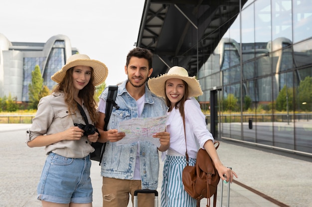 Heureux amis voyageant avec leurs bagages