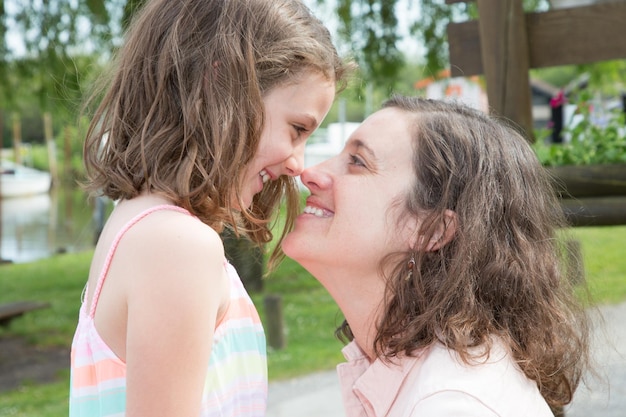 Heureux amour famille mère et fille fille en plein air en été
