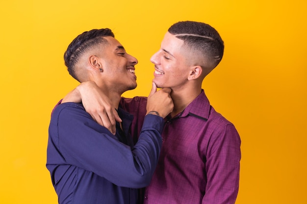 Heureux et amoureux couple de rencontres gay s'embrassant sur la bouche