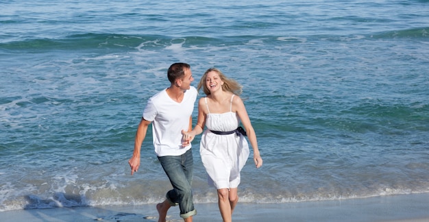 Heureux amoureux s&#39;amusant au bord de la mer