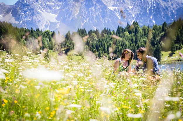 Heureux amoureux en vacances dans les Alpes