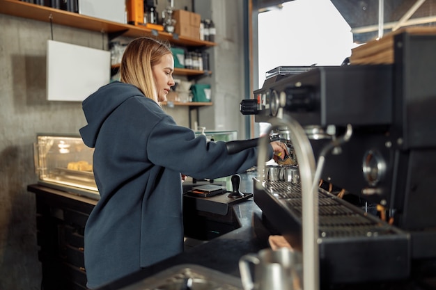 Heureux barista professionnel souriant au café