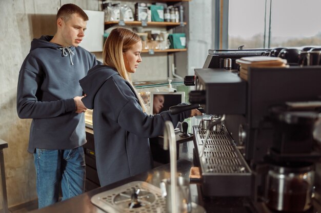 Photo heureux barista professionnel souriant au café